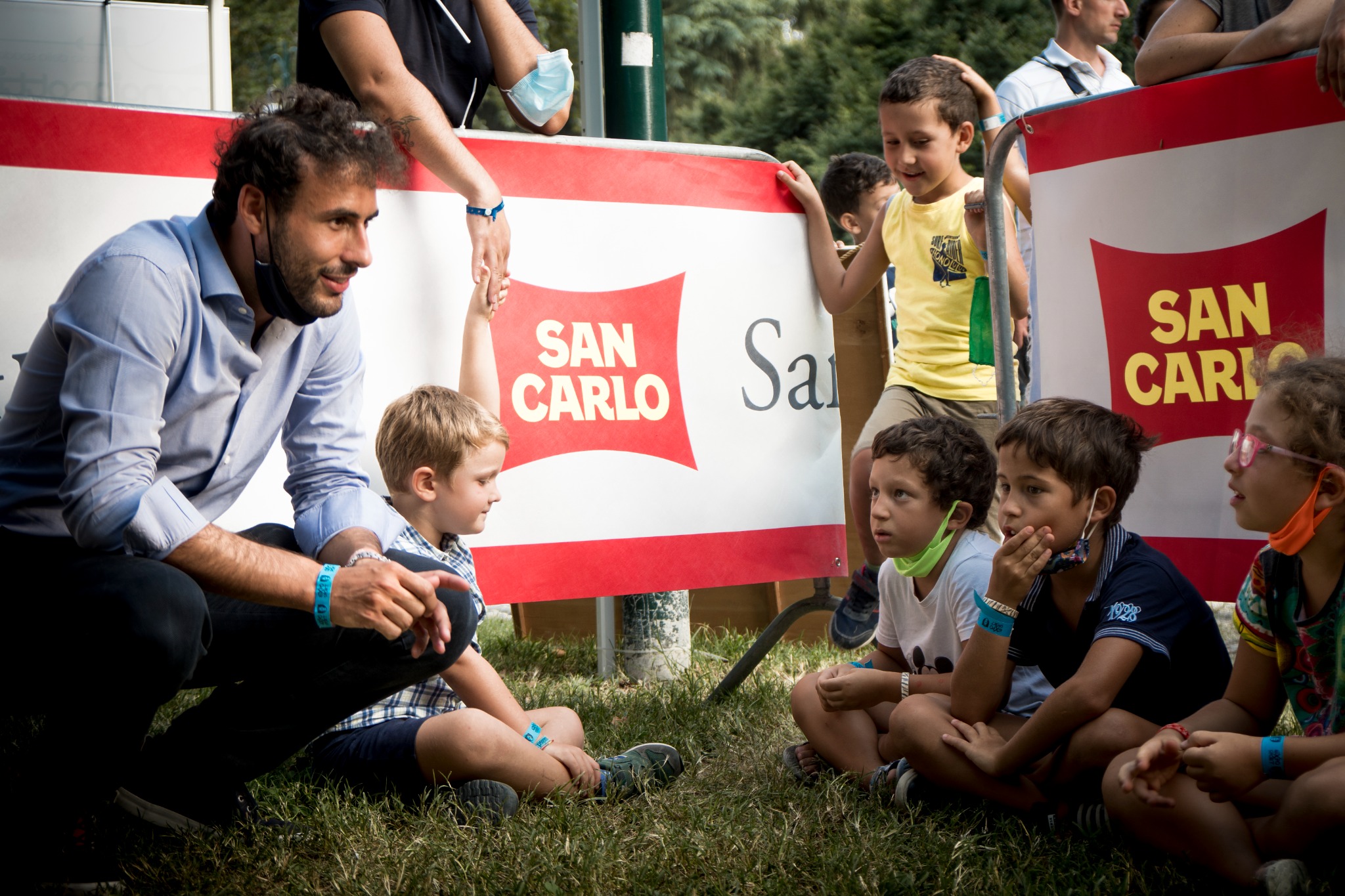 Marco Fichera con giovani partecipanti a un evento sportivo