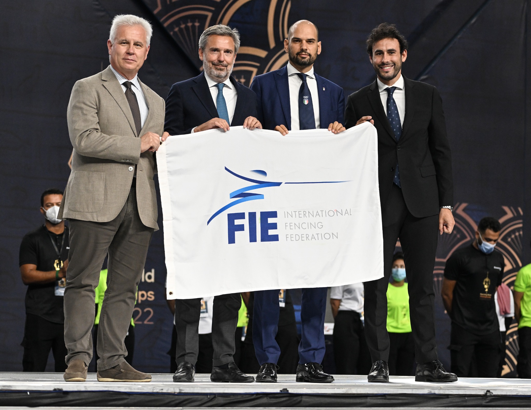 Marco Fichera con la bandiera della Federazione Internazionale di Scherma